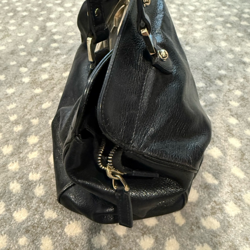Gucci Black and Gold Leather Tote with Iconic GG Emblem - Picture 5 of 8